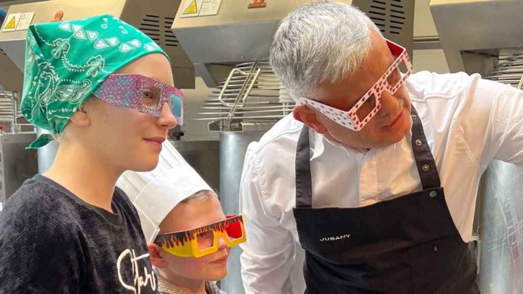 El chef Nandu Jubany junto a pacientes oncológicos del hospital Vall d’Hebron de Barcelona / CEDIDA