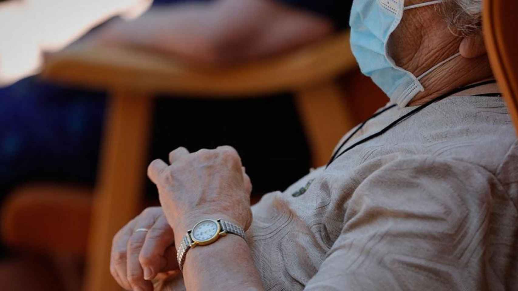 Una mujer en una de las residencias de España con una mascarilla para protegerse del Covid / EP