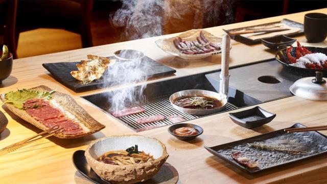 Una mesa servida con la barbacoa sumibiyaki / PILAR AKANEYA