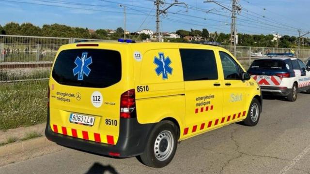 Un vehículo del SEM y otro de los Mossos detenidos en una carretera: un motorista muere en un accidente en Constantí / SEM