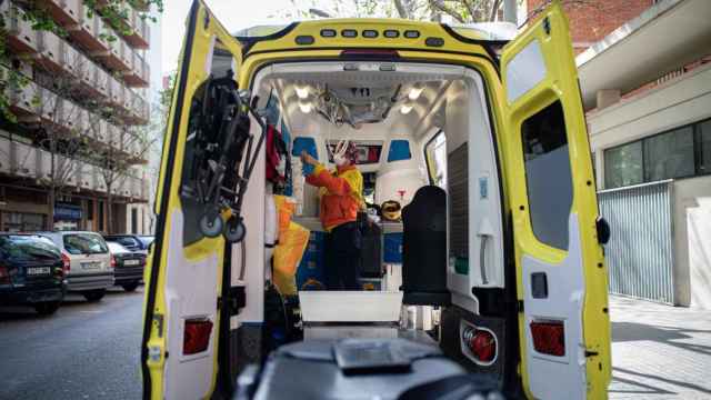 Ambulancia del Sistema de Emergencias Médicas (SEM) que se ha trasladado al lugar del accidente / EP