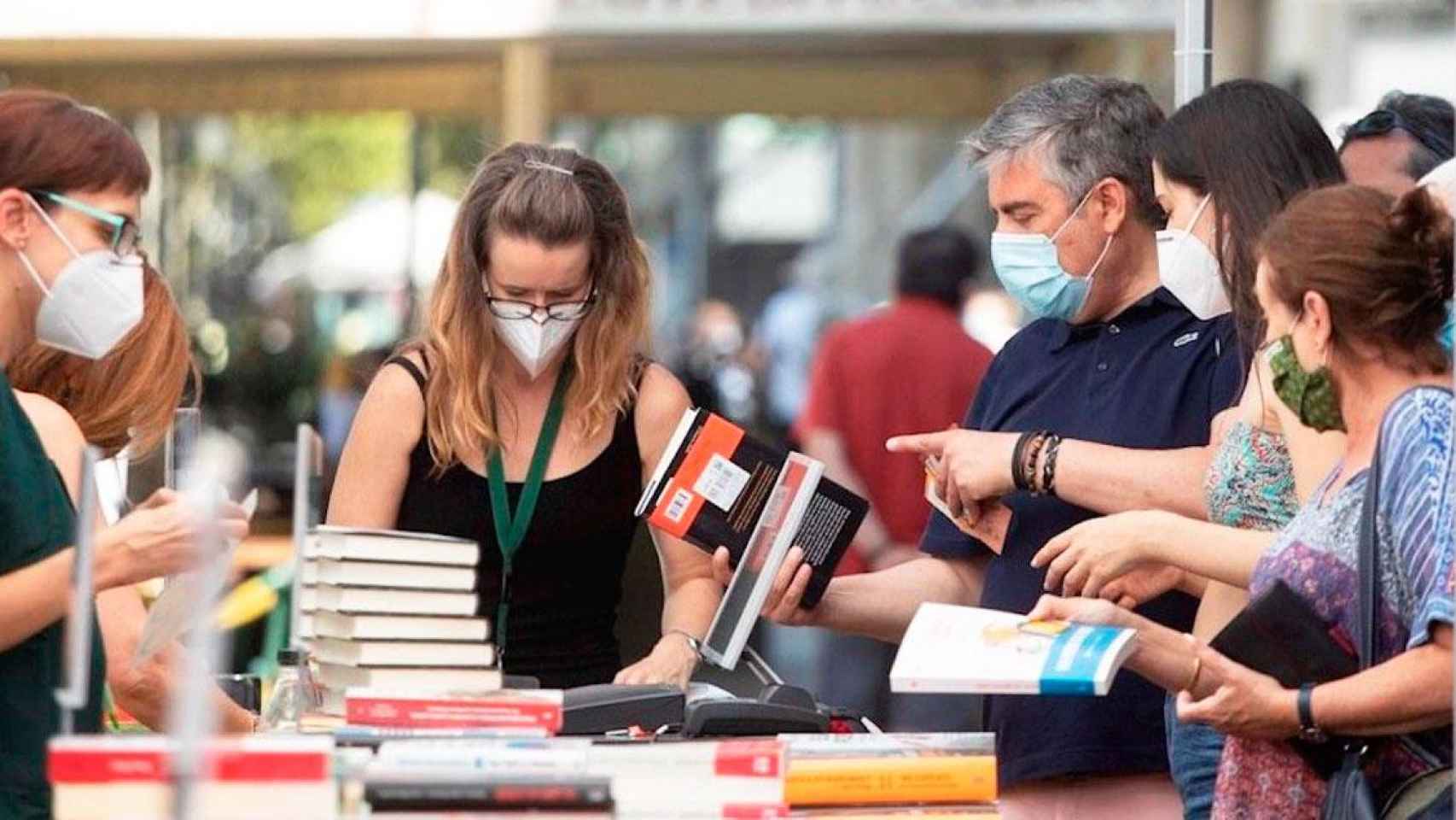 Imagen del día de Sant Jordi de 2020, que ya estuvo marcado por la pandemia / EFE