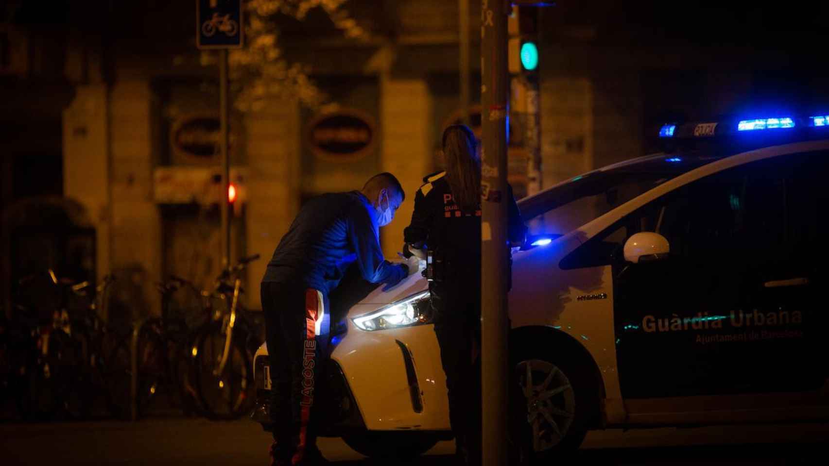 La policía multa a una persona por saltarse las restricciones / EP