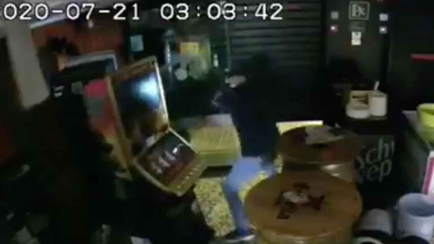 Robo a una máquina tragaperras en un bar de Barcelona, en una imagen de archivo