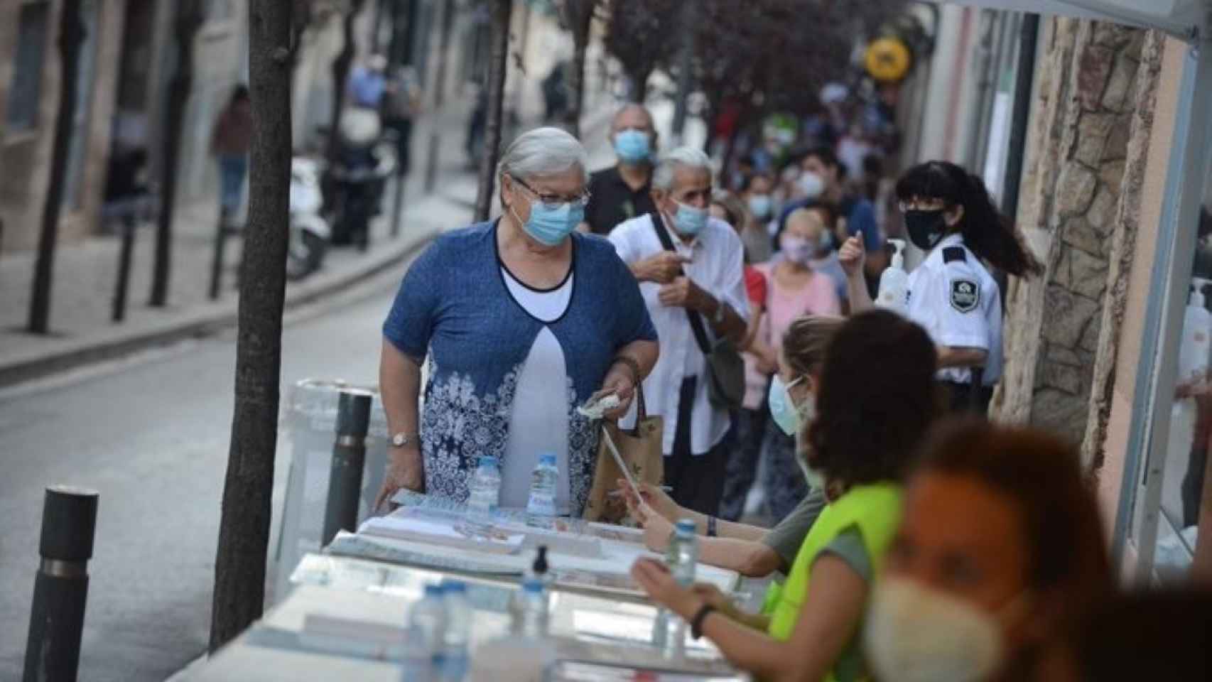 Uno de los cribados masivos en el barrio de Trinitat Vella de Barcelona / EP