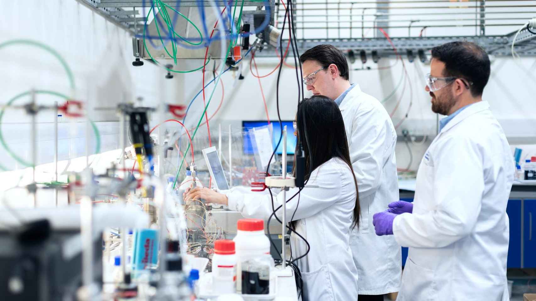 Tres personas trabajan en un laboratorio / CG