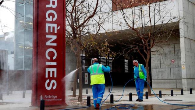 Imagen de operarios de limpieza desinfectando la entrada a Urgencias del Hospital Universitari de Bellvitge (HUB) / EFE