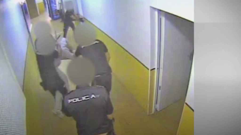 Policías golpean a internos en el CIE de la Zona Franca / 324