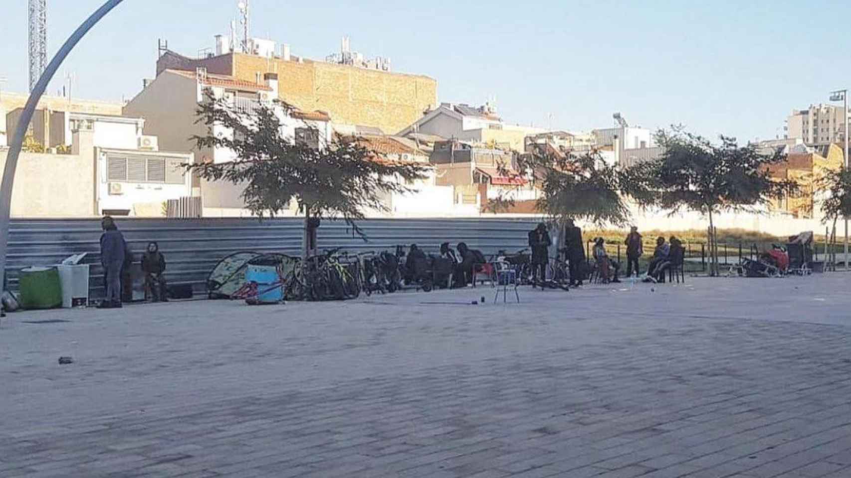 Los desalojados de la nave se instalan en la plaza Cotonifici de Badalona / CG