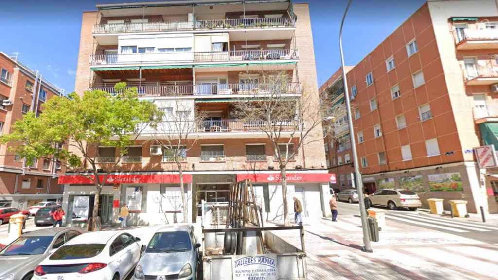 Edificio de Madrid en el que fue hallado el cadáver de una mujer que llevaba 15 años muerta en su piso / EE