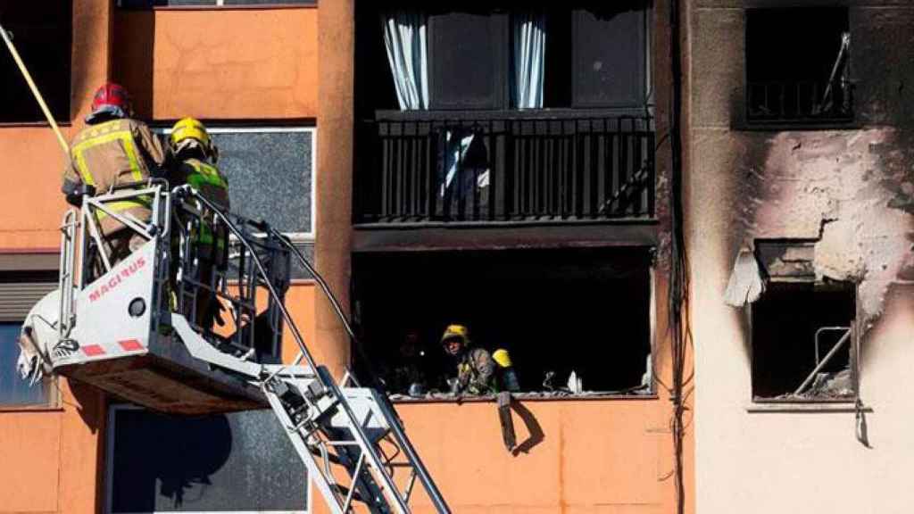 Bomberos durante las labores de extinción del incendio en Badalona / EFE