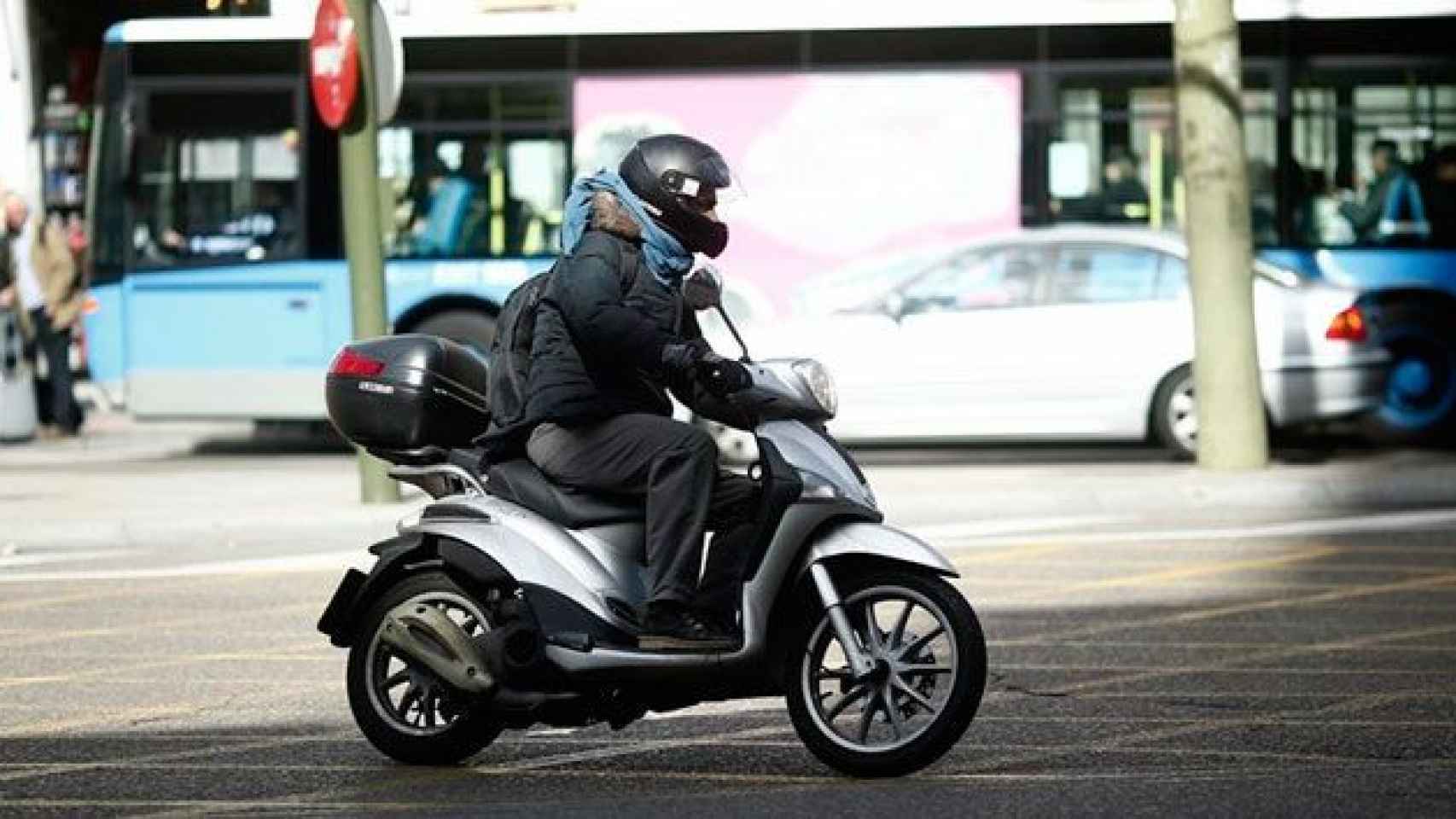 Una moto circula por una calle de Barcelona / EP