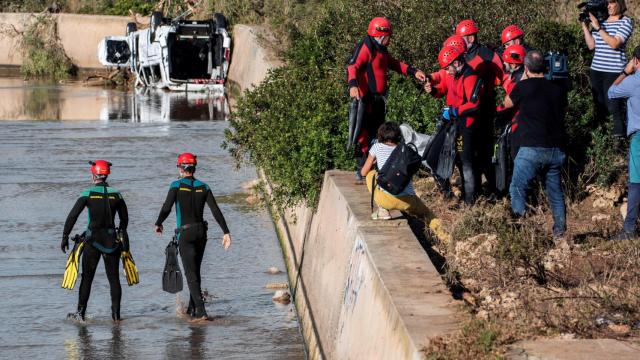 Los equipos de rescate de la Unidad Militar de Emergencias rastrean las zonas Mallorca afectadas por las inundaciones / EFE
