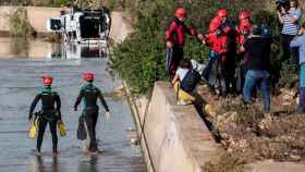 Los equipos de rescate de la Unidad Militar de Emergencias rastrean las zonas Mallorca afectadas por las inundaciones / EFE