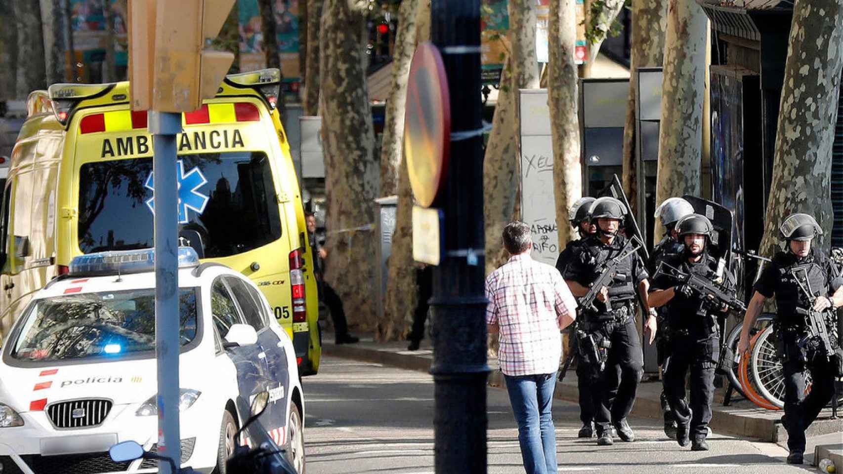 Las Ramblas tras el atentado, emergencias atendiendo a las personas afectadas / EFE