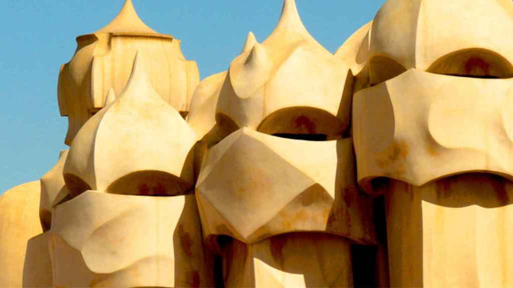 Chimeneas de la terraza de la La Pedrera-Casa Milà en Barcelona / CG