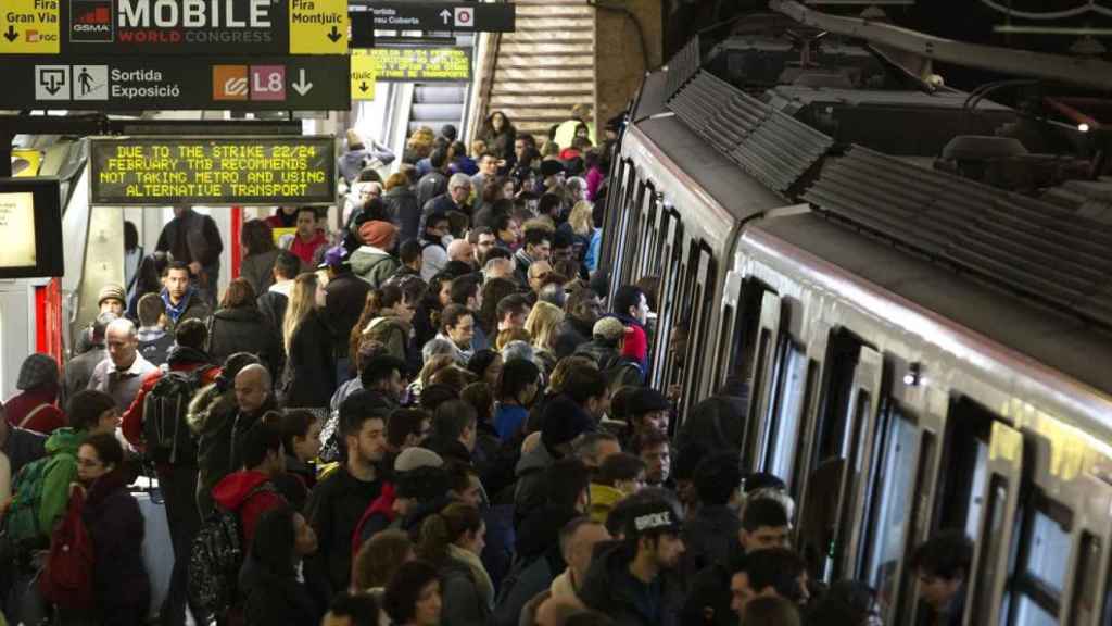 Aglomeración en el andén de la estación de metro Espanya de Barcelona / CG