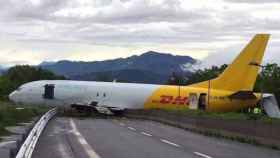 El avión de carga de DHL, después de aterrizar en una carretera cercana al aeropuerto de Bérgamo.