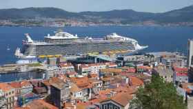 El barco más grande del mundo, el crucero 'Harmony of the seas', en su paso por Vigo, donde hizo escala en su viaje a Barcelona.