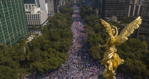 Fotografía tomada desde un drone donde se observa a miles de personas marchando este domingo por la reconocida avenida Paseo de la Reforma, hoy, en la Ciudad de México / Isaac Esquivel - EFE