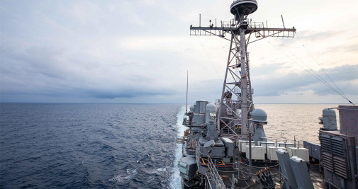 Una foto del folleto proporcionada por la Marina de los Estados Unidos muestra al USS Chancellorsville (CG-62) realizando operaciones en aguas internacionales en el Estrecho de Taiwán, el 28 de agosto de 2022 - EFE/EPA/US NAVY