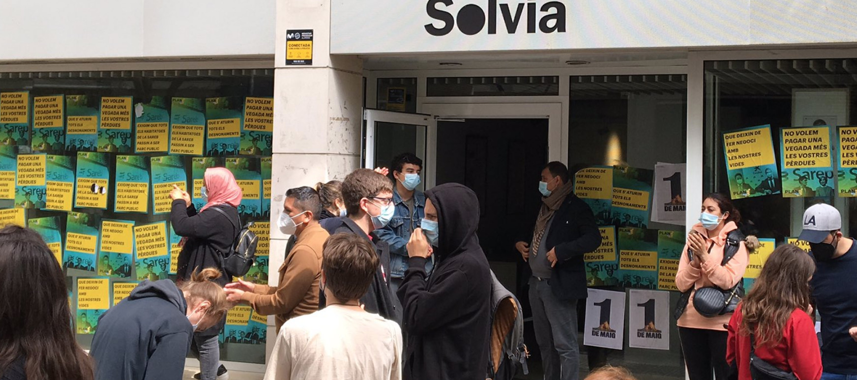 Activistas protestan ante una sede de solvia en Barcelona / TWITTER (@plasareb)