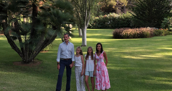 Los Reyes de España y sus hijas posando ante los medios en el Palacio de Marivent / EP