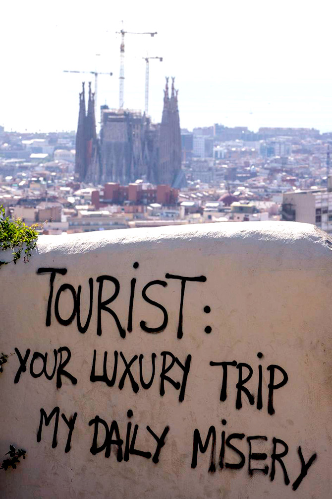 Una pintada contra el turismo y la Sagrada Familia de fondo / EFE