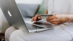 Una chica compra online con su tarjeta de crédito / PEXELS