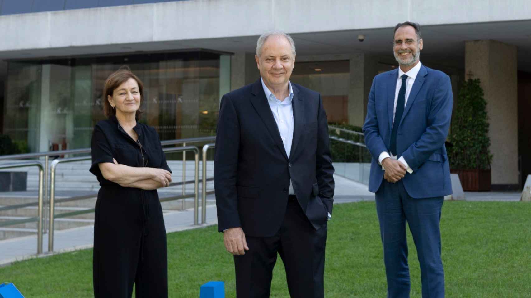 De izquierda a derecha: Isabel Lozano, Santiago de Torres y José María Huch, directivos de Atrys Health