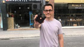 El emprendedor John Benton con botellas de 'cold brew' de Brü Coffee / CEDIDA