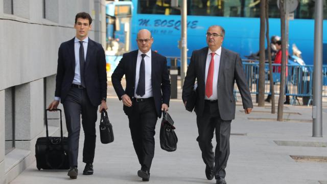 El expresidente del Banco Popular, Ángel Ron (1d), a su llegada al Juzgado Central de Instrucción número 4 de la Audiencia Nacional, donde ha sido citado por el juez, José Luis Calama, por las presuntas irregularidades que llevaron a la quiebra - Marta Fe