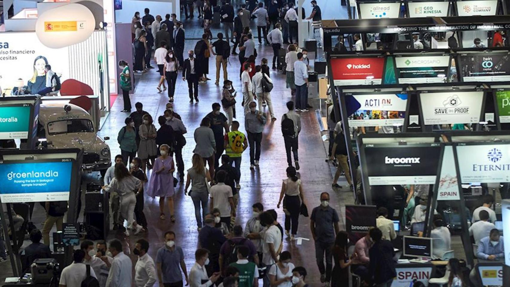Interior de uno de los pabellones del MWC durante la segunda jornada del congreso / EFE