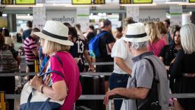 Varios visitantes que llegan a España en el Aeropuerto de Barcelona-El Prat / EUROPA PRESS