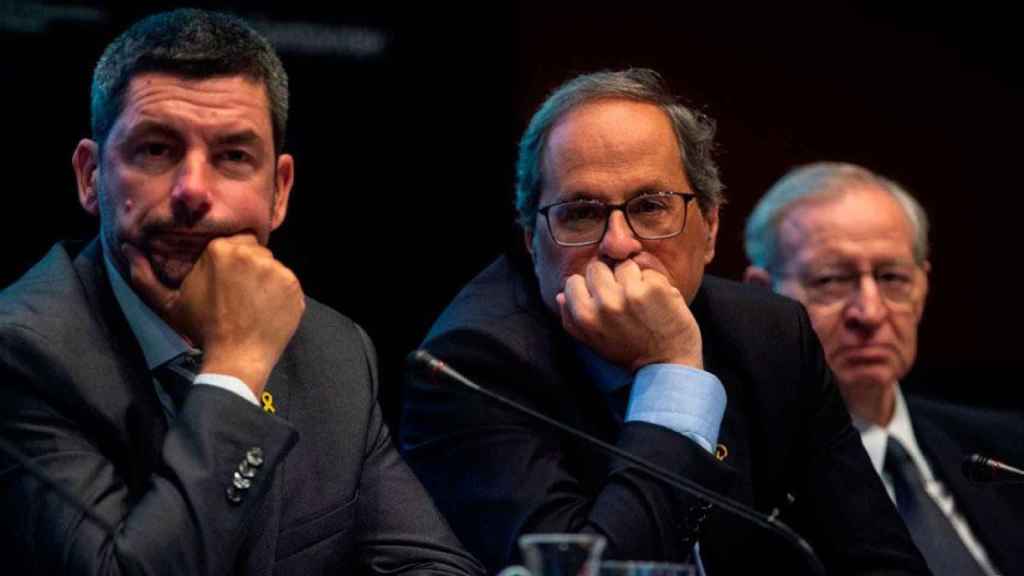 El presidente de la Generalitat, Quim Torra (c), junto al líder de la Cámara de Comercio de Barcelona, Joan Canadell (i), y el del Consejo General de Cámaras de Comercio, Miquel Valls (d) / EFE