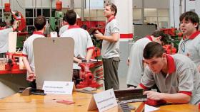 Unos estudiantes en un taller de formación de la FP dual / EFE