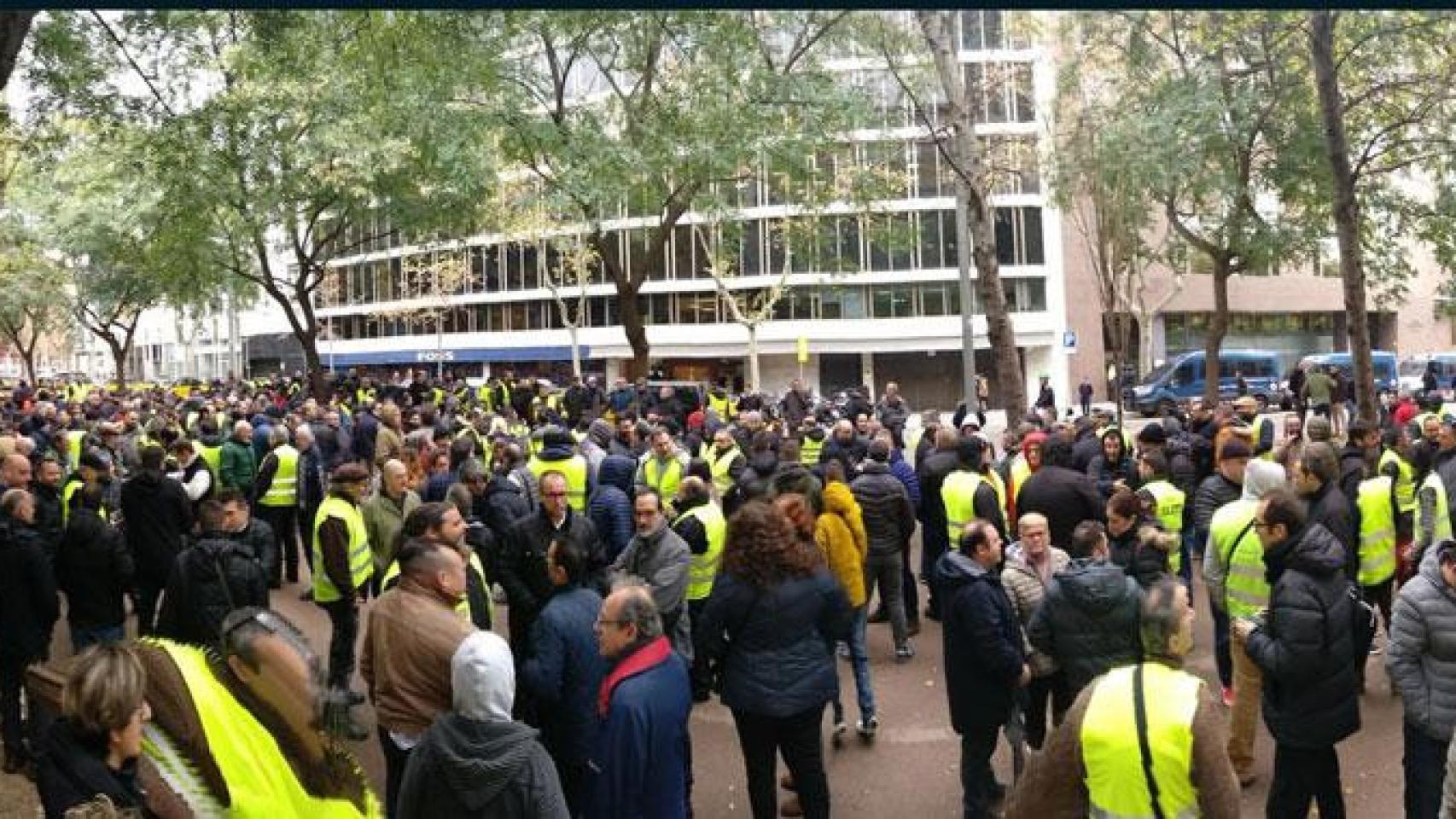 Taxistas concentrados frente a la Consejería de Territorio en Barcelona por Uber y Cabify / CG