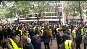 Taxistas concentrados frente a la Consejería de Territorio en Barcelona por Uber y Cabify / CG