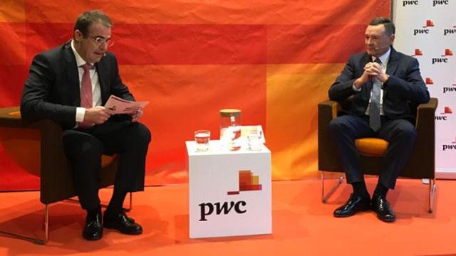 Ángel Simón (d), presidente de Agbar y vicepresidente ejecutivo de Suez, junto a Ignacio Marull (i),socio director de PwC Cataluña / CG