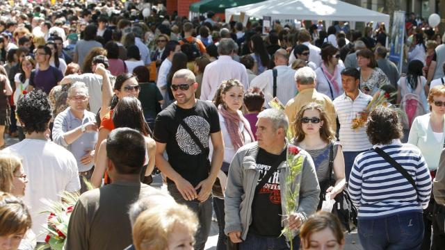 Muchos turistas en una calle de Barcelona, un ejemplo de la turistización en España  / EFE