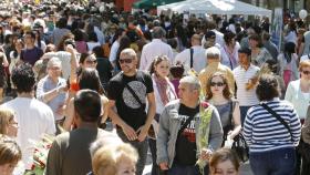 Muchos turistas en una calle de Barcelona, un ejemplo de la turistización en España  / EFE