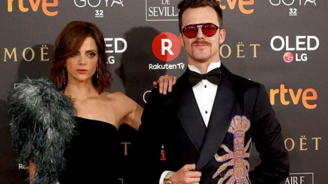 Aldo Comas (d) y la actriz Macarena Gómez (i) en la pasada entrega de los premios Goya / EFE