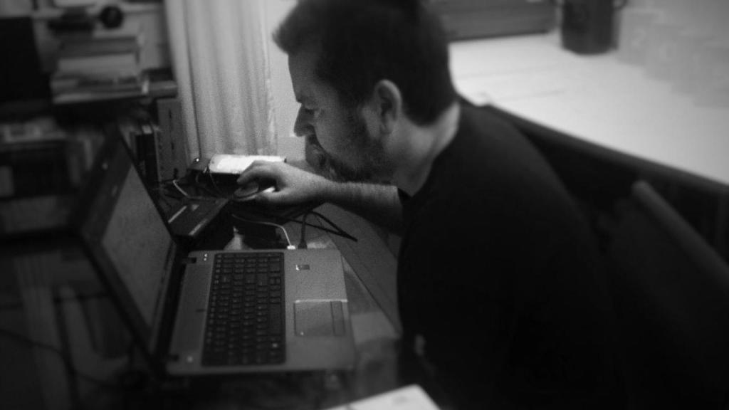 Las empresas, las que más concentran la morosidad de los créditos. En la imagen, un emprendedor preocupado por sus cuentas / CG