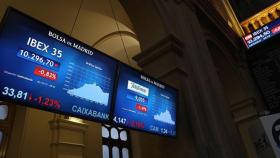 Dos pantallas de la bolsa de Madrid este 2 de octubre muestran las caídas del Ibex 35 tras el referéndum del 1-O / EFE