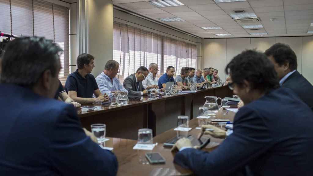 Representantes de los sindicatos de la estiba y de las empresas se reúnen para negociar el nuevo convenio / EFE