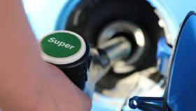 Un usuario llena el depósito de gasolina de su vehículo