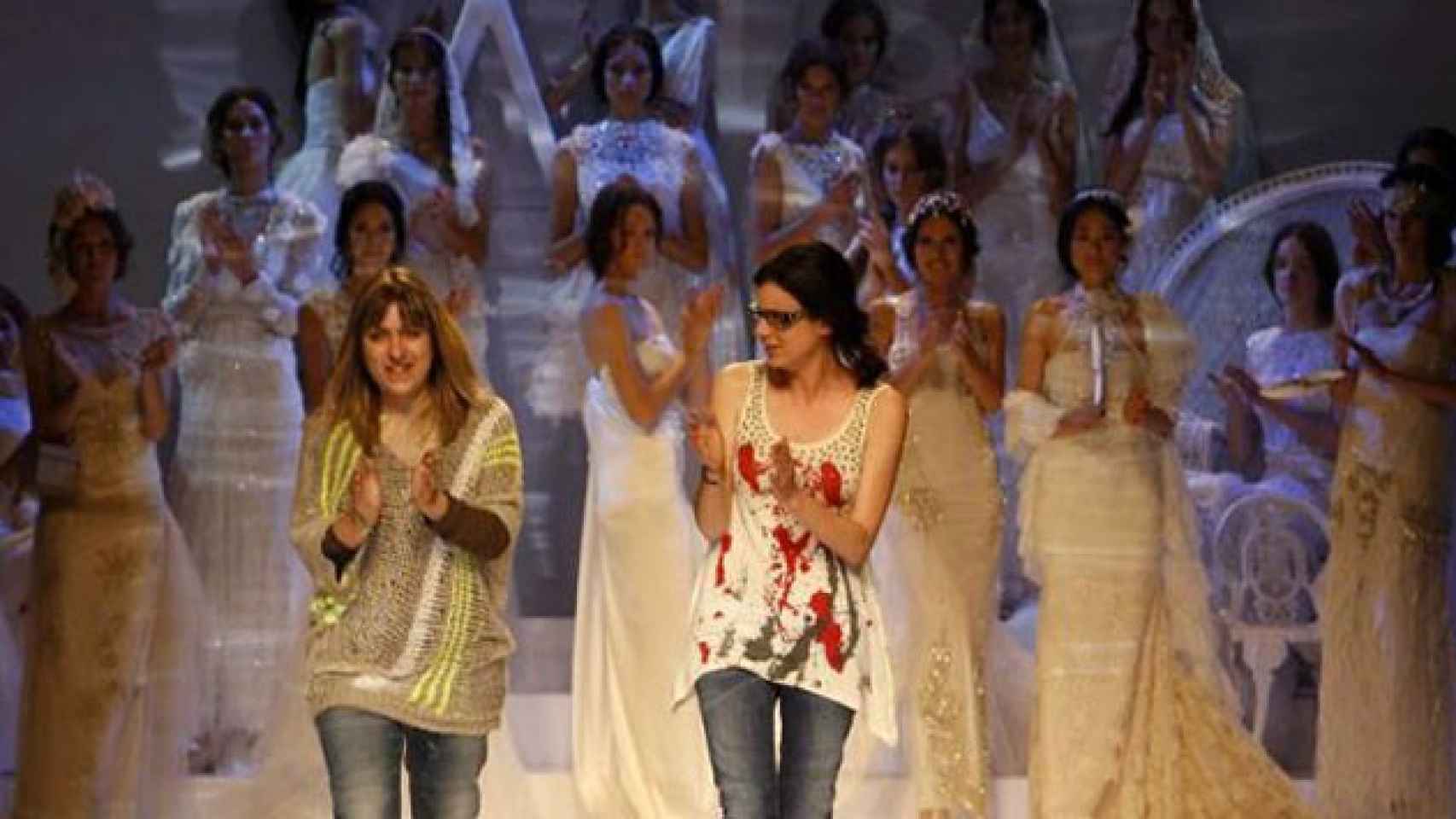 Yolanda Pérez Álvarez (i), directora creativa de YolanCris, y su hermana Cristina (d), en una imagen de archivo de un desfile de la firma nupcial. / EFE