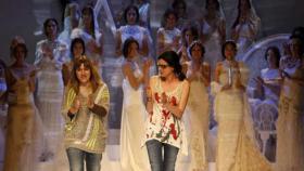 Yolanda Pérez Álvarez (i), directora creativa de YolanCris, y su hermana Cristina (d), en una imagen de archivo de un desfile de la firma nupcial. / EFE