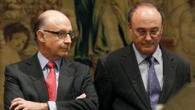 Cristóbal Montoro, ministro de Hacienda en funciones, y Luis María Linde, gobernador del Banco de España.