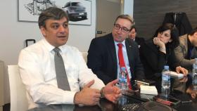 Luca de Meo (izquierda), presidente de Seat, y Mikel Palomera (derecha), director de Seat España.